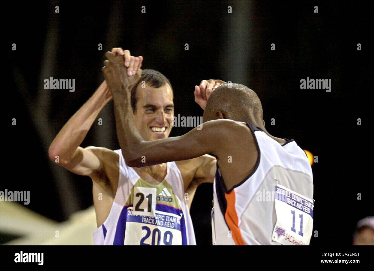 Alan Culpepper cq-Left gratuliert Abdihakim Abdirahman cq-rt nach Culpfers Sieg beim 10.000-Meter-Rennen der Männer. U. S Olympic Track Trials Day 1 in Sacramento State, Freitag, 14. Juli 2000 Info (Credit: © Sacramento Bee/ZUMAPRESS.com) Stockfoto