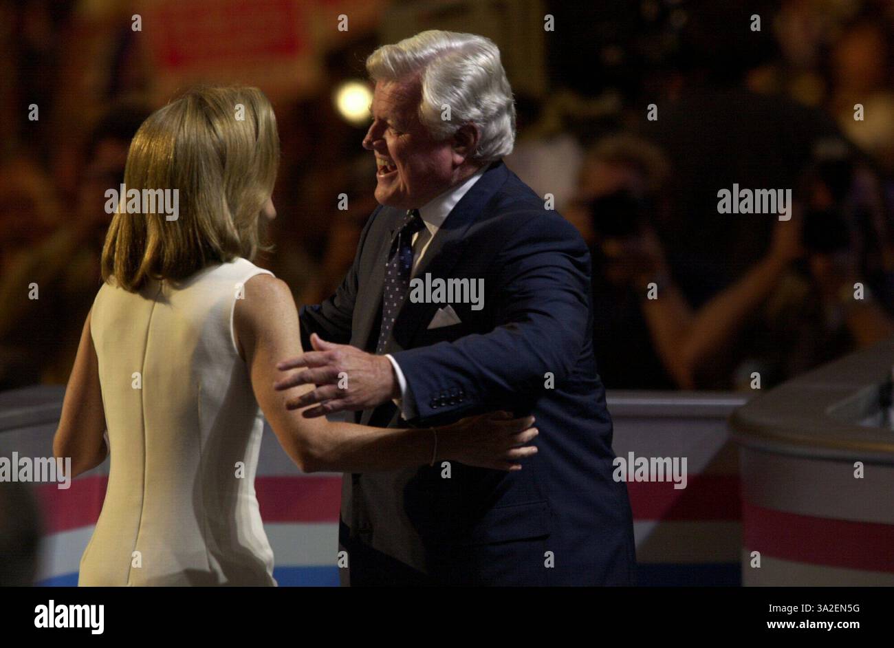 Senator Kennedy beginnt seine Nichte Caroline Kennedy Schlossberg zu umarmen, nachdem Caroline ihre Rede auf der DNC Convention in L.A. am 15. August 2000 beendet hat. (Vermerk: © Sacramento Bee/ZUMAPRESS.com) Stockfoto Senator Kennedy beginnt seine Nichte Caroline Kennedy Schlossberg zu umarmen, nachdem Caroline ihre Rede auf der DNC Convention in L.A. am 15. August 2000 beendet hat. (Vermerk: © Sacramento Bee/ZUMAPRESS.com) Stockfoto
