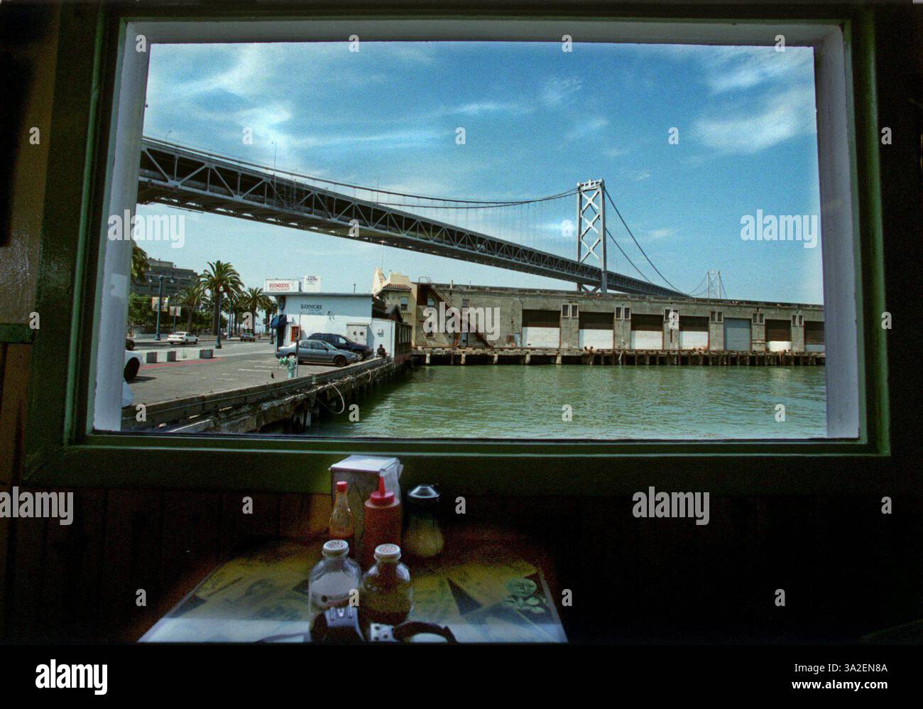 Ein Blick vom Fenster auf das Reds Java House, ein billiges Hamburger-Lokal entlang des Embarcadero. Sie hoffen, das Hotel dort während der Renovierungsarbeiten am Wasser zu behalten. Pier 28 und die Bay Bridge stehen im Hintergrund. Foto aufgenommen in San Fransisco 8/2/00. (Vermerk: © Sacramento Bee/ZUMAPRESS.com) Stockfoto