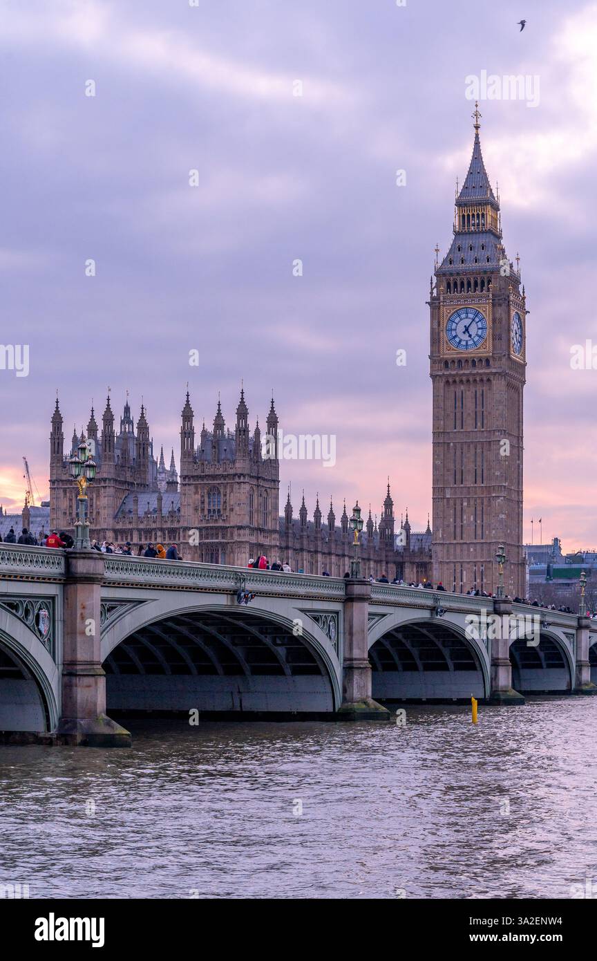 Vertikale Aufnahme der Westminster Bridge bei Sonnenuntergang mit Big Ben im Hintergrund Stockfoto