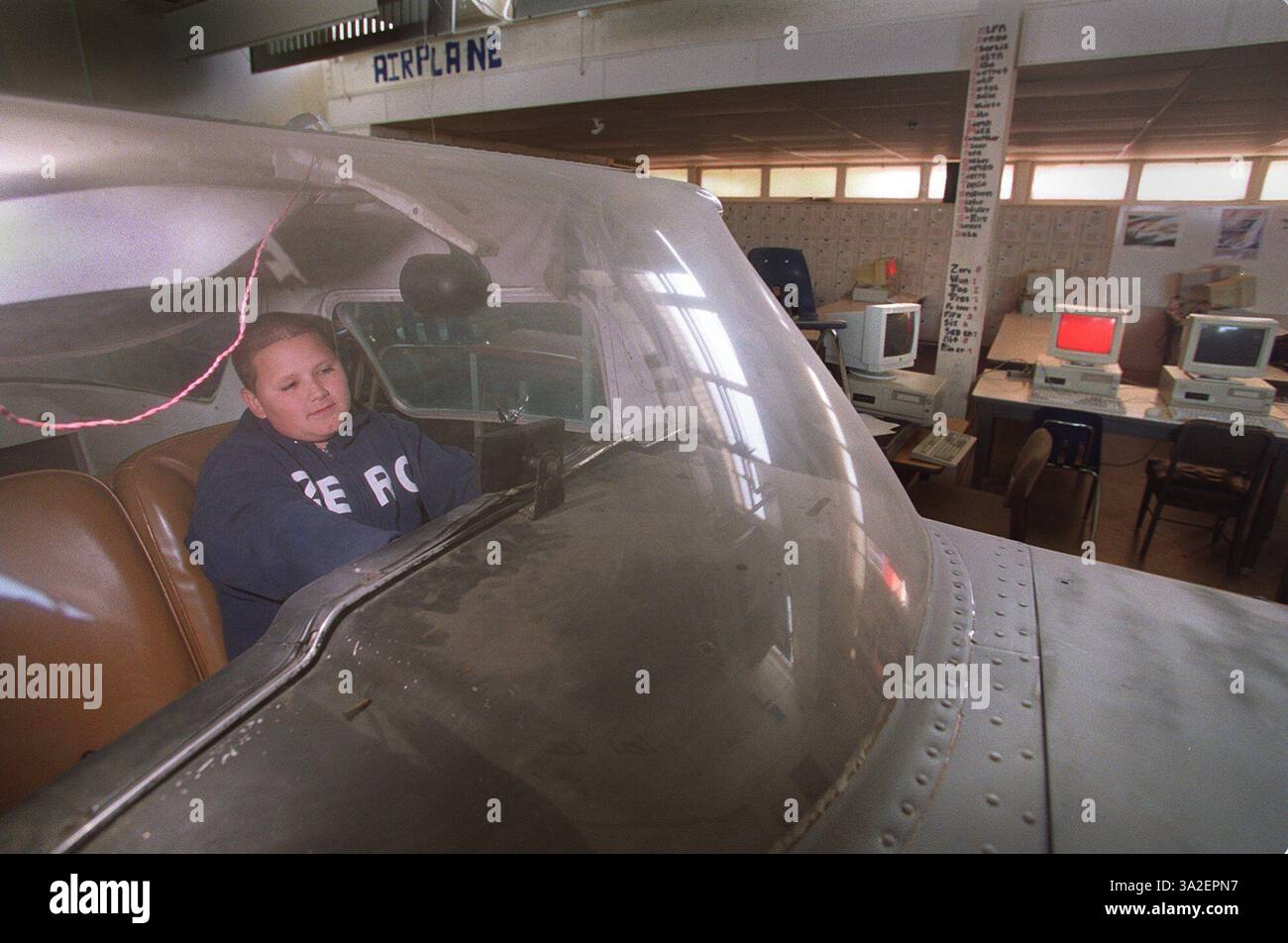 Anthony Eynon, Student der Hiram Johnson Aviation Academy, schaut sich das Cockpit in einer Cessna 150 an. Die Schule denkt darüber nach, das Programm dort zu schließen. Foto aufgenommen in der Hiram Johnson High School Aviaton Department, Mittwoch, 4. März 2001. (Vermerk: © Sacramento Bee/ZUMAPRESS.com) Stockfoto
