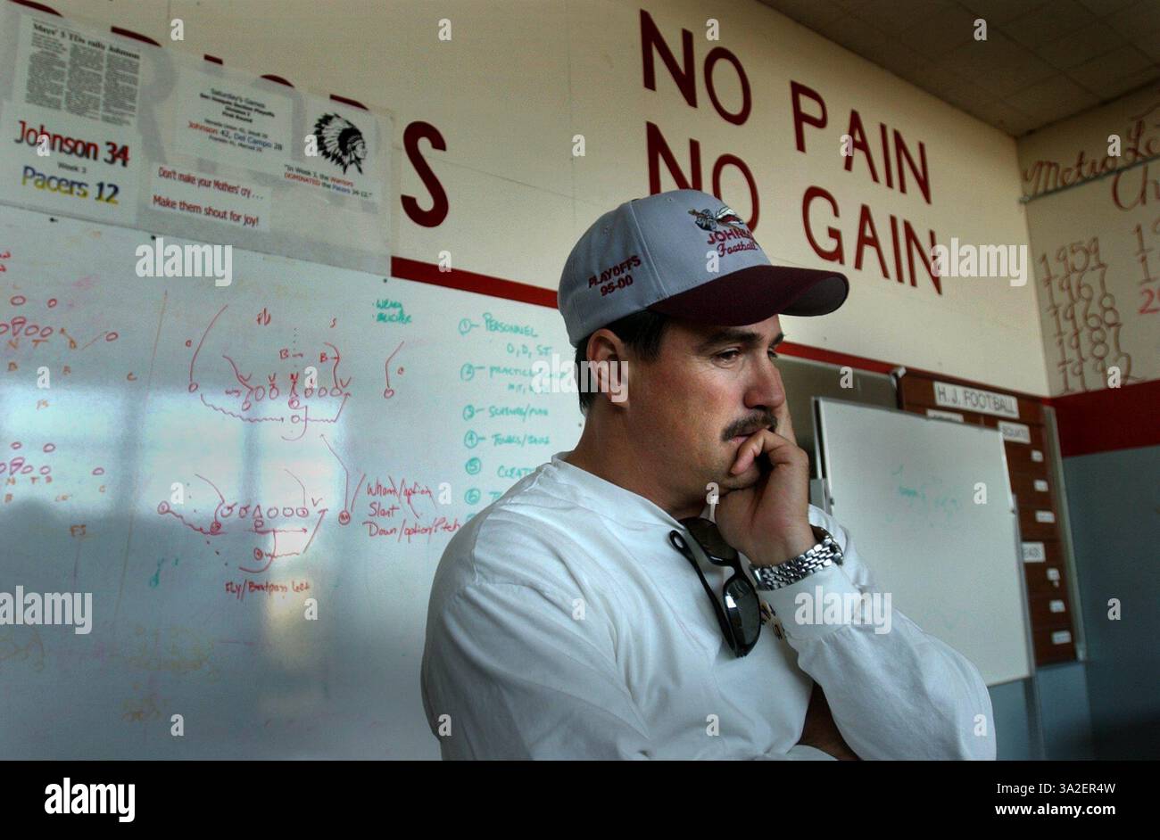 Hiram Johnson Coach Mike Dimino an der Johnson High. Foto am Dienstag, 27. November 2001. (Vermerk: © Sacramento Bee/ZUMAPRESS.com) Stockfoto