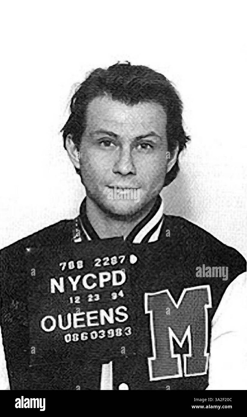 August 2003: New York, NY, USA: Schauspieler CHRISTIAN SLATER plante einen Delta-Flug nach Los Angeles vom New Yorker John F. Kennedy International Airport. Er überprüfte sein Gepäck und fuhr mit einer schwarzen Nylontasche zum Tor. Mr. Slater legte die Tasche auf das Förderband am Metalldetektor, und innerhalb weniger Minuten wurde er wegen des Besitzes einer Handfeuerwaffe verhaftet. Seine Tasche enthielt eine halbautomatische Pistole von 7,65 Baretta, deren krimineller Besitz eine Haftstrafe von bis zu sieben Jahren nach sich ziehen konnte. Mr. Slater wurde einige Stunden später auf Christmas EV aus eigener Anerkennung entlassen Stockfoto