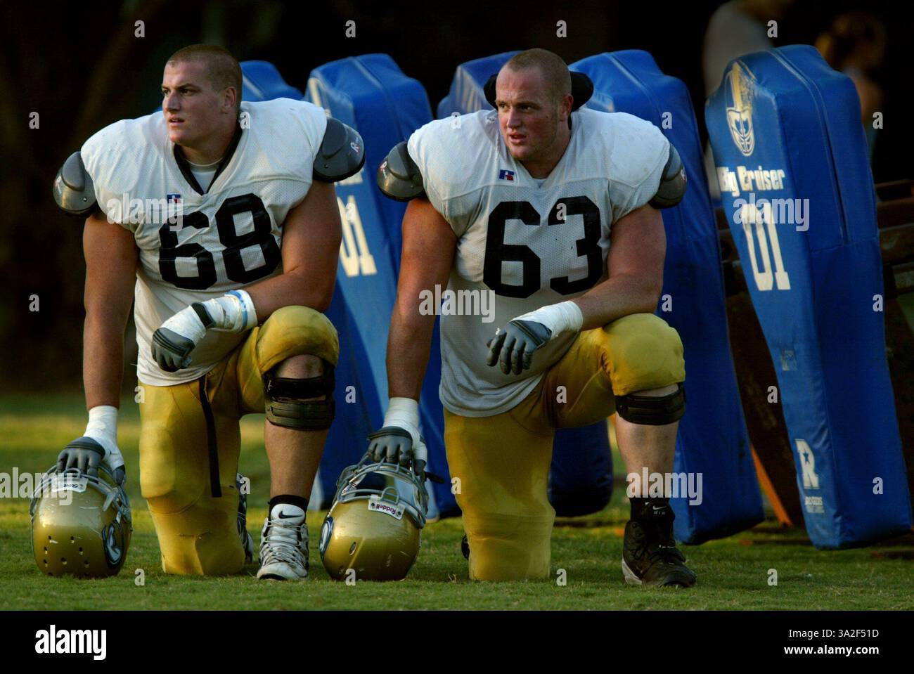 Die Brüder Brad Right und Cory Lekkerkerker 68, cq, knien während eines Trainings bei U.C. Davis. Sie sind 330-Kilo-Offensive-Tackles, um das Viertel wieder am Leben zu erhalten. Sie sind sehr nah, wenn auch ein Jahr auseinander, und machen alles zusammen. Foto am Dienstag, 16. September 2003. (Vermerk: © Sacramento Bee/ZUMAPRESS.com) Stockfoto