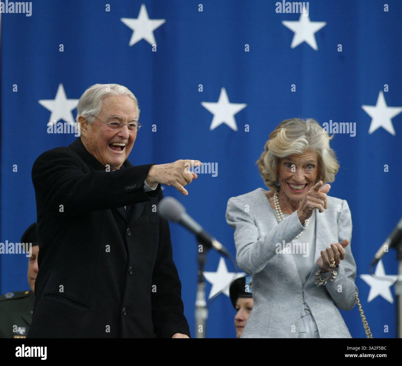 POOLFOTO: Ein jubelnder Sargent Shriver und seine Frau Eunice Shriver zeigen auf die Menge, als sie während der Zeremonie vorgestellt wurden. Arnold Schwarzenegger legte am 17. November 2003 den Eid als 38. Gouverneur Kaliforniens auf den Stufen des Kapitols in Sacramento ab. (Vermerk: © Sacramento Bee/ZUMAPRESS.com) Stockfoto