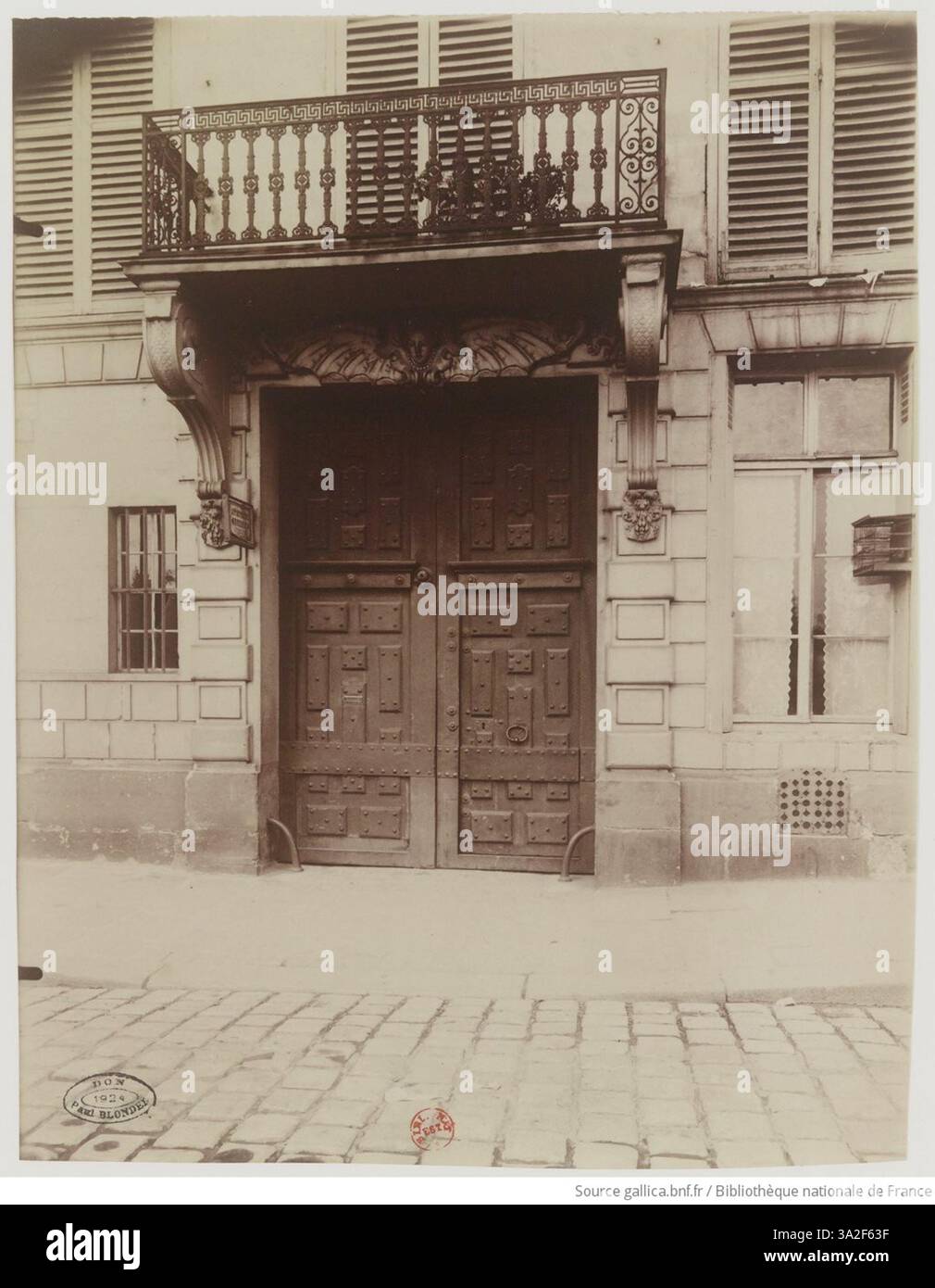 Dieses Foto von Eugène Atget zeigt den Hôtel am 22 Quai de Béthune in Paris. Die architektonischen Merkmale des Gebäudes und seine Stellung innerhalb der Pariser Stadtlandschaft im späten 19. Jahrhundert werden hervorgehoben. Stockfoto
