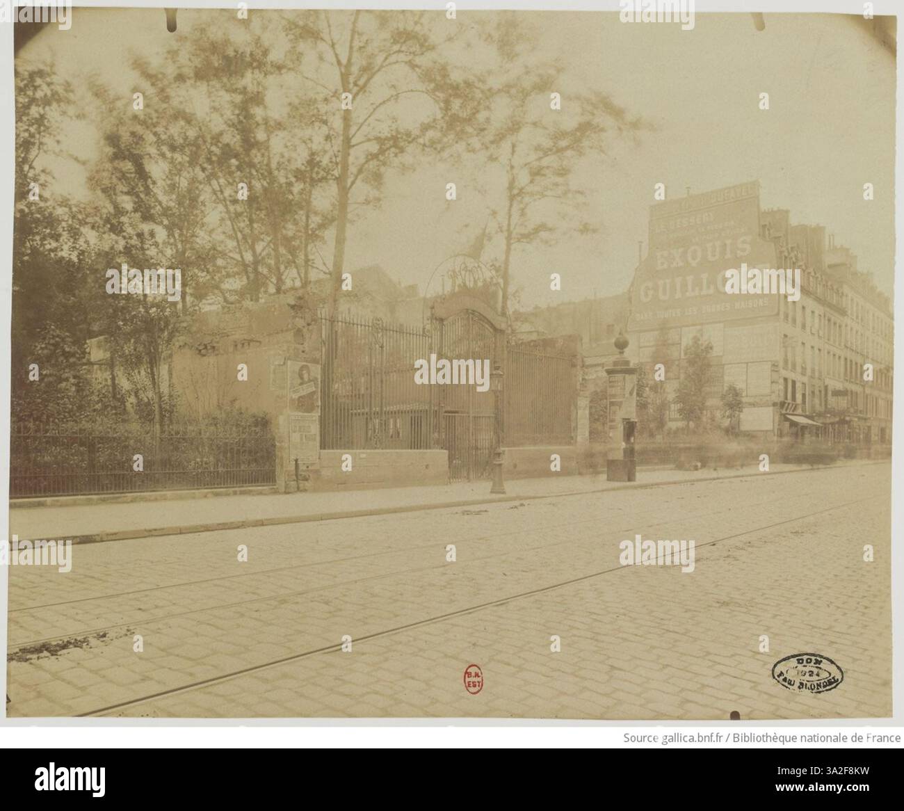 Dieses Foto von Eugène Atget zeigt das Äußere des 1669 von Königin Marie-Thérèse gegründeten Hôpital Trousseau, das sich auf die architektonischen Elemente und die historische Bedeutung des Gebäudes konzentriert. Stockfoto