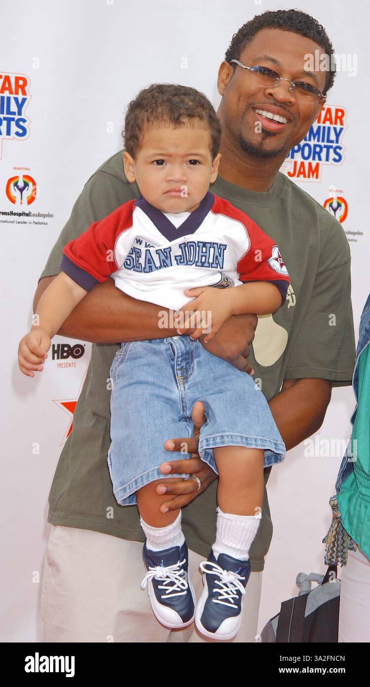 19. JUNI 2004 - SANTA MONICA, KALIFORNIEN, USA - K37952MS.HBO PRÄSENTIERT DEN ERSTEN ALL-STAR-FAMILIENSPORT-JAM. IN BARKER HANGER, SANTA MONICA, CA.06.19/2004. MIRANDA SHEN/2004 SUGAR SHANE MOSLEY UND SON TAI (Kreditbild: © Globe Photos/ZUMAPRESS.com) Stockfoto