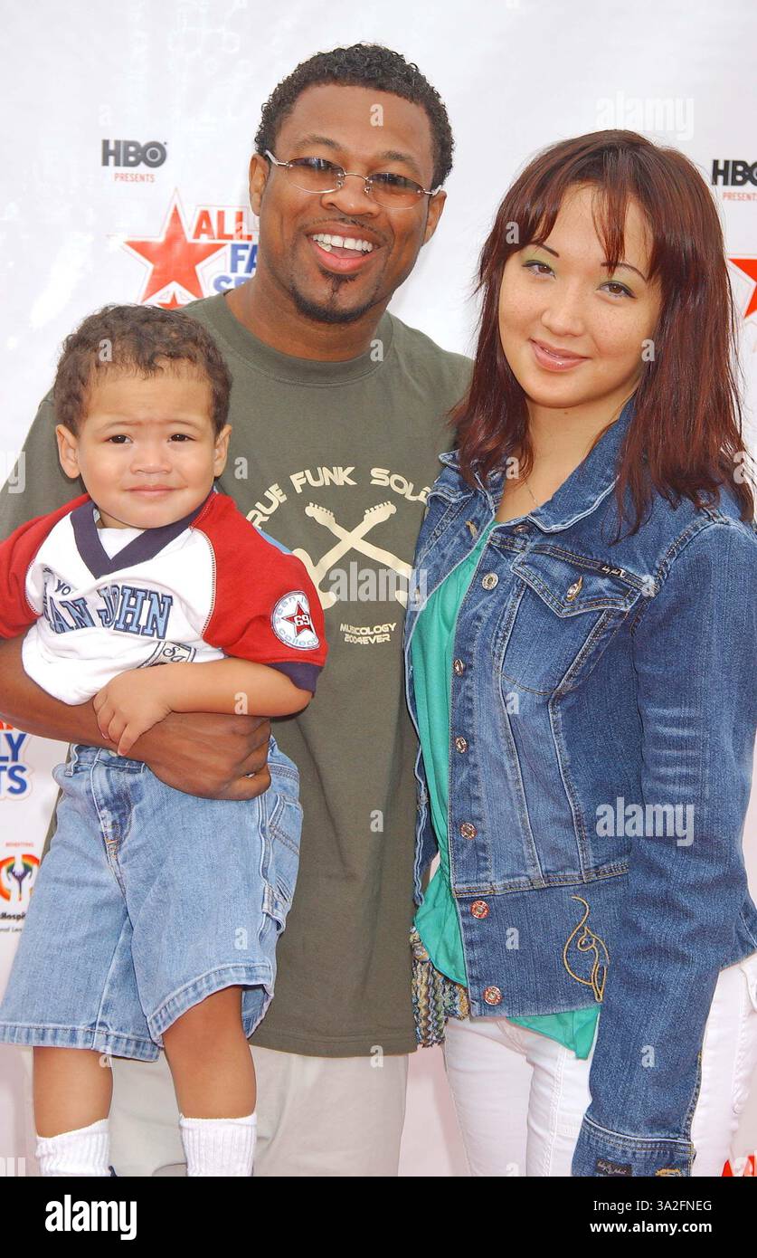 19. JUNI 2004 - SANTA MONICA, KALIFORNIEN, USA - K37952MS.HBO PRÄSENTIERT DEN ERSTEN ALL-STAR-FAMILIENSPORT-JAM. IN BARKER HANGER, SANTA MONICA, CA.06.19/2004. MIRANDA SHEN/2004 SUGAR SHANE MOSLEY, EHEFRAU JIN UND SOHN TAI (Kreditbild: © Globe Photos/ZUMAPRESS.com) Stockfoto