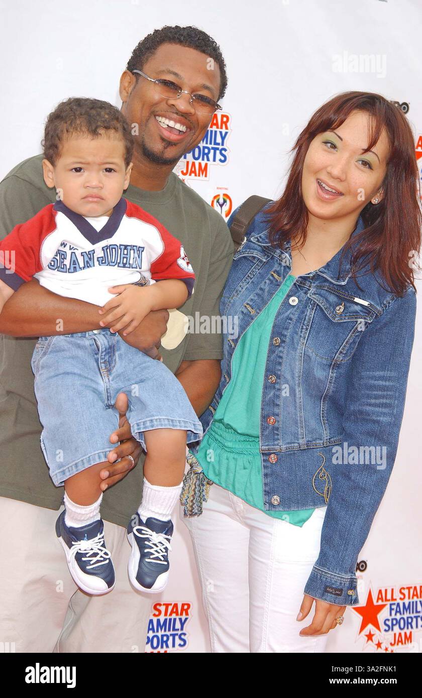 19. JUNI 2004 - SANTA MONICA, KALIFORNIEN, USA - K37952MS.HBO PRÄSENTIERT DEN ERSTEN ALL-STAR-FAMILIENSPORT-JAM. IN BARKER HANGER, SANTA MONICA, CA.06.19/2004. MIRANDA SHEN/2004 SUGAR SHANE MOSLEY, EHEFRAU JIN UND SOHN TAI (Kreditbild: © Globe Photos/ZUMAPRESS.com) Stockfoto