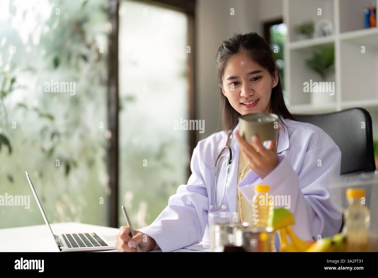 Gesundes Naschen und Ernährungsberatung. Ein Ernährungsberater untersucht nachhaltige Lebensmitteloptionen, die er seinen Kunden empfehlen kann. Stockfoto