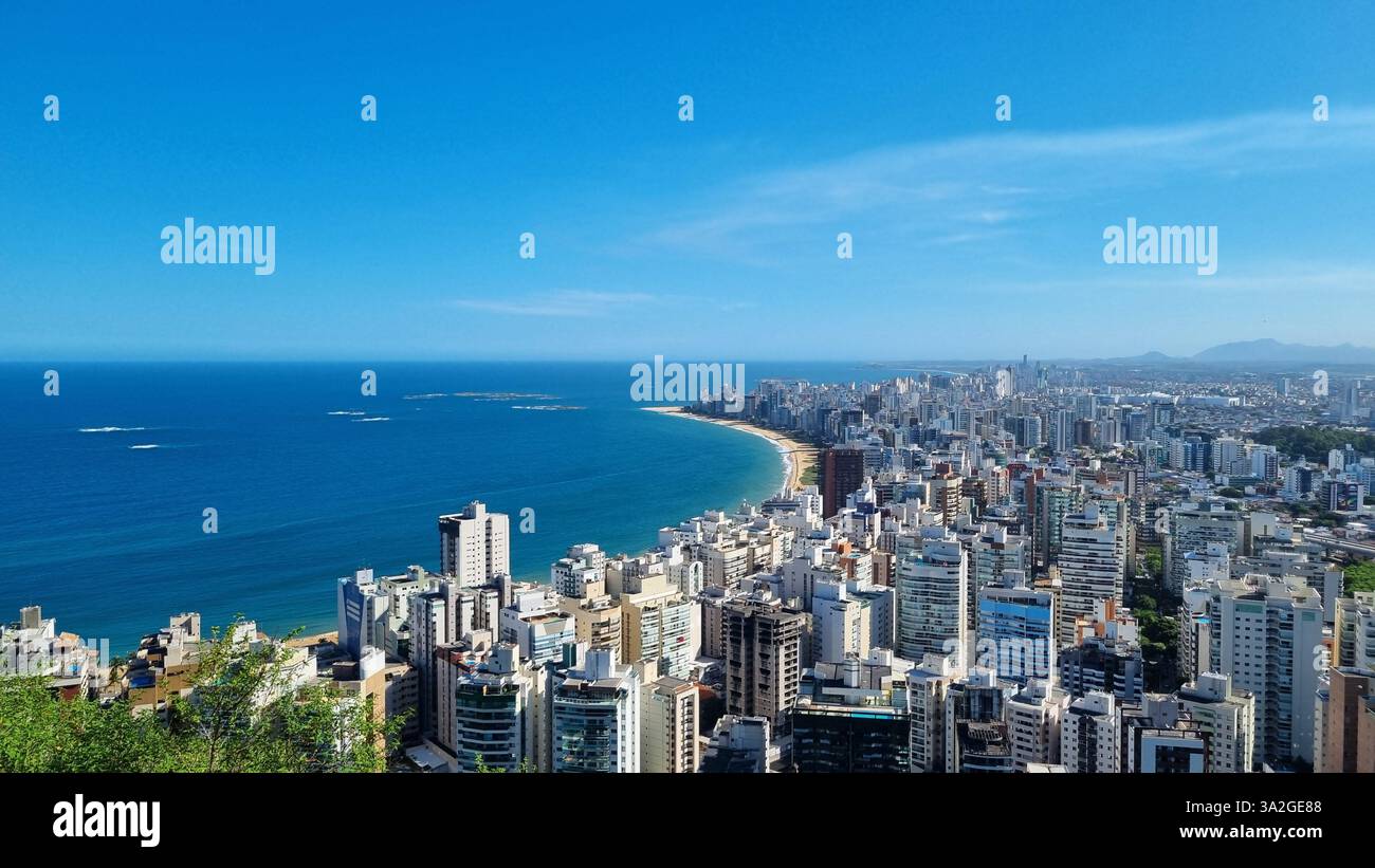 Dieses faszinierende Bild zeigt eine atemberaubende Küstenstadt mit einer perfekten Mischung aus urbaner Raffinesse und natürlicher Schönheit - Smartphone-aufgenommenes Stockfoto