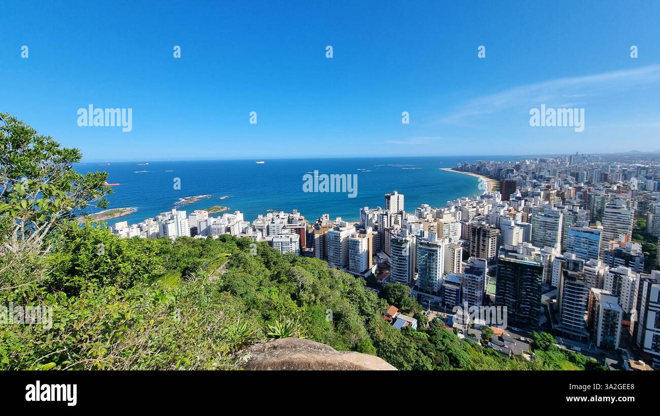 Dieses faszinierende Bild zeigt eine atemberaubende Küstenstadt mit einer perfekten Mischung aus urbaner Raffinesse und natürlicher Schönheit - Smartphone-aufgenommenes Stockfoto