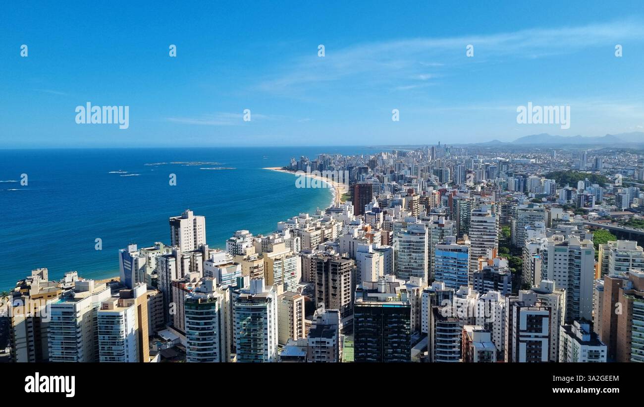 Dieses faszinierende Bild zeigt eine atemberaubende Küstenstadt mit einer perfekten Mischung aus urbaner Raffinesse und natürlicher Schönheit - Smartphone-aufgenommenes Stockfoto