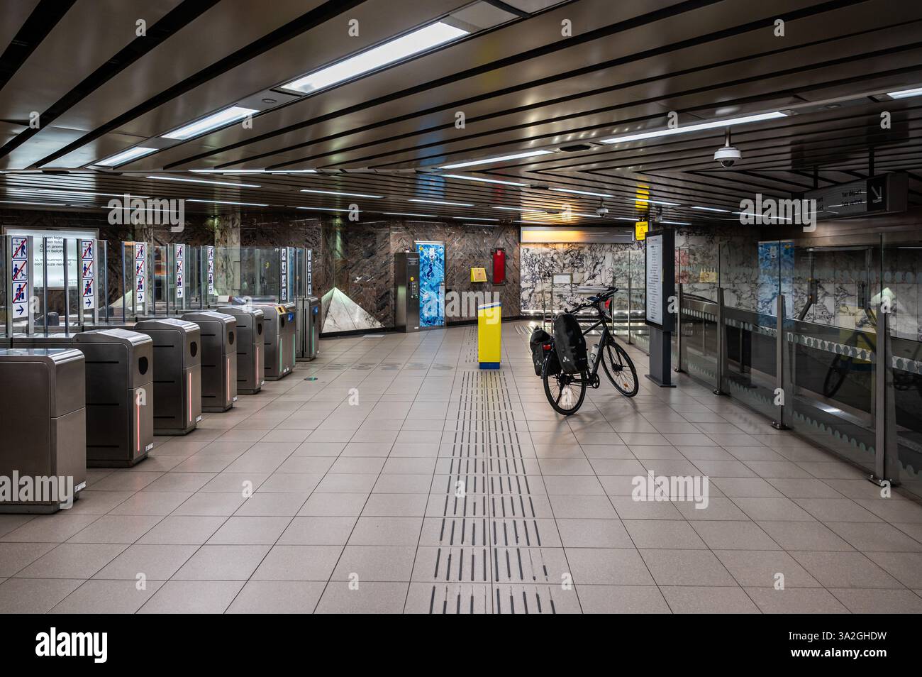 Innenraum der U-Bahn-Station Hermann Debroux in Auderghem, Region Brüssel-Hauptstadt, Belgien, 8. MÄRZ 2025 Stockfoto