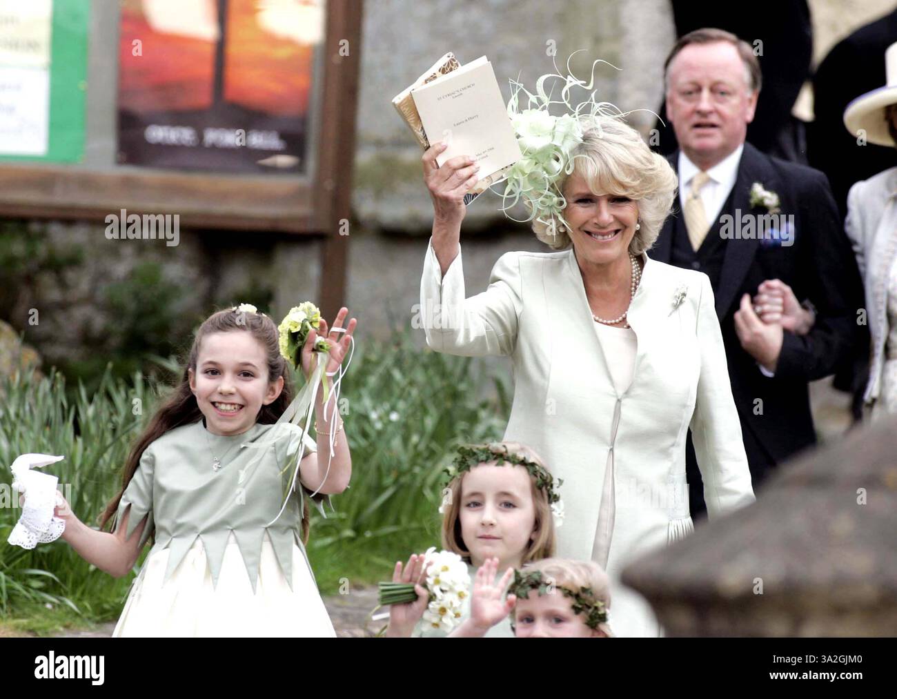 Mai 2006 - London, Vereinigtes Königreich - K47763. LAURA PARKER BOWLES UND HARRY LOPES WEDDING-ST. CYRIAC's CHURCH, LACOCK, WILTSHIRE..06/05/2006.CAMILLA, HERZOGIN VON CORNWALL.©MARK CHILTON/linkUK/ 2006(Bild: © Globe Photos/ZUMAPRESS.com) Stockfoto