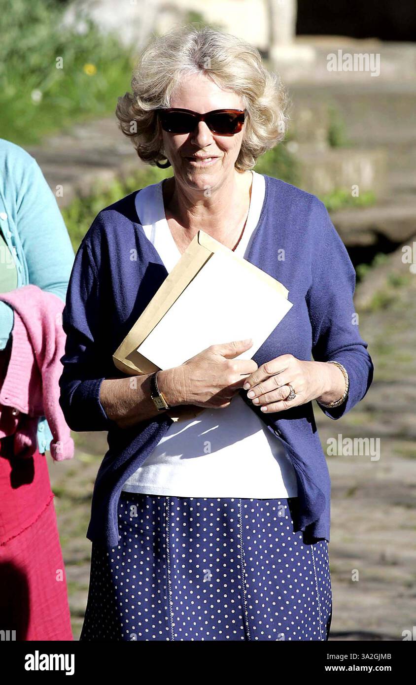 Mai 2006 - London, Vereinigtes Königreich - K47763. LAURA PARKER BOWLES UND HARRY LOPES WEDDING-ST. CYRIAC's CHURCH, LACOCK, WILTSHIRE..06/05/2006.CAMILLA, HERZOGIN VON CORNWALL.©MARK CHILTON/linkUK/ 2006(Bild: © Globe Photos/ZUMAPRESS.com) Stockfoto