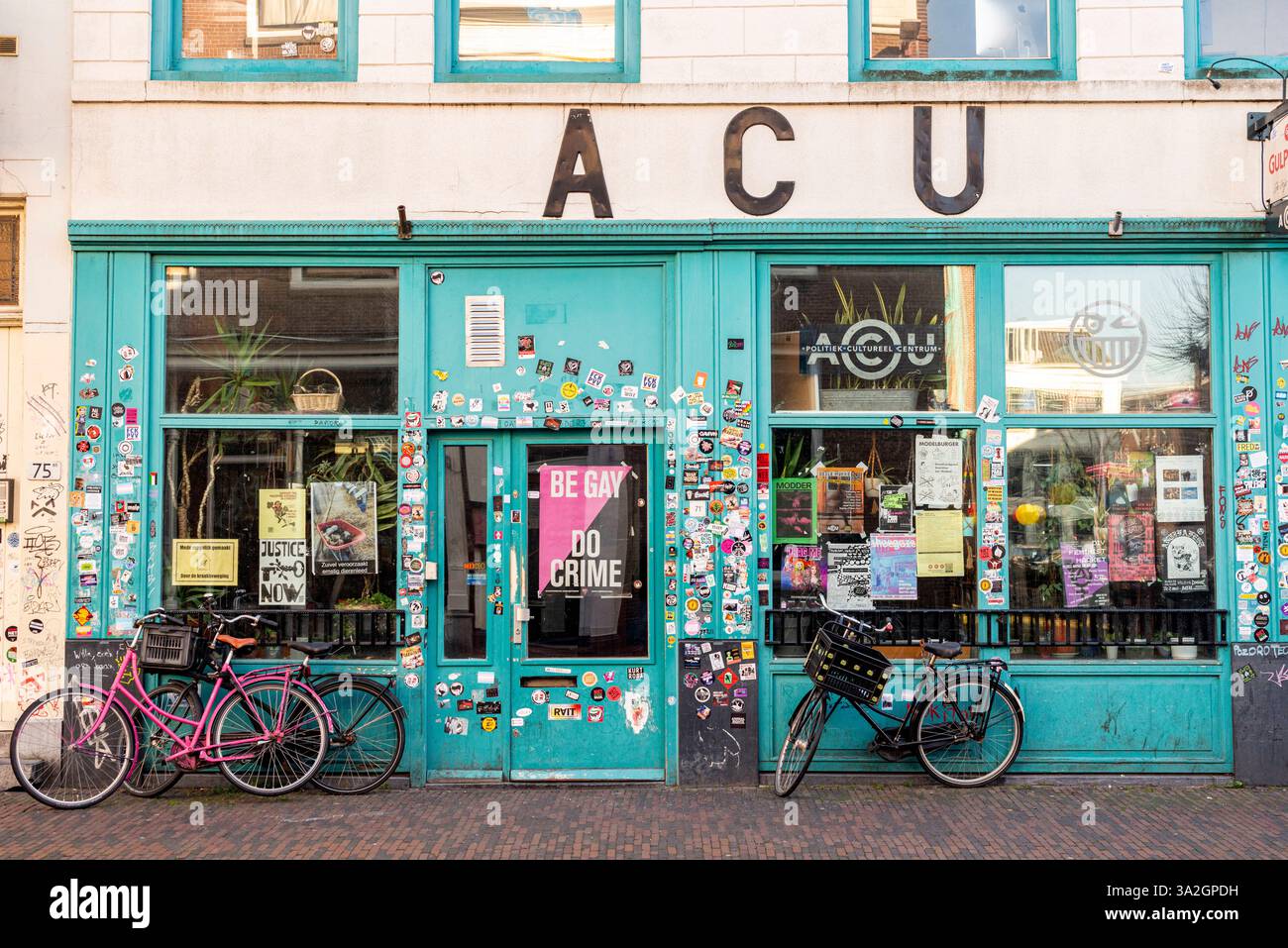Fassade der UCU Utrecht. Fassade des ACU / Ploitical Cultural Center, einer Gruppe von Aktivisten, die versuchen, die Gesellschaft durch politischen Wandel zu verbessern. Utrecht, Niederlande. Utrecht Voorstraat 71 Utrecht Nederland Copyright: XGuidoxKoppesxPhotox Stockfoto