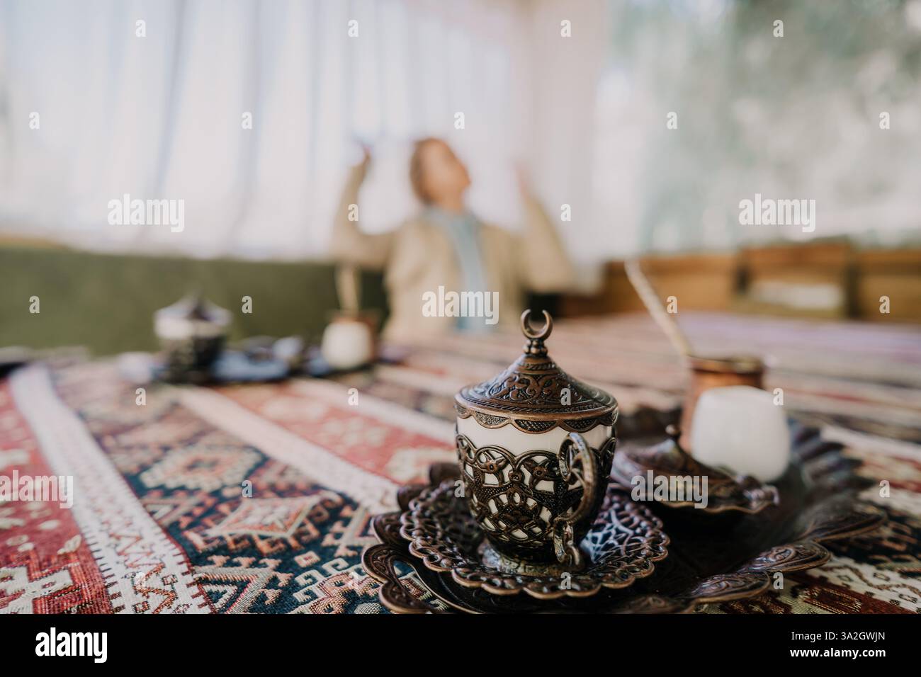 Komplizierter türkischer Kaffee auf einem farbenfrohen Teppich Stockfoto
