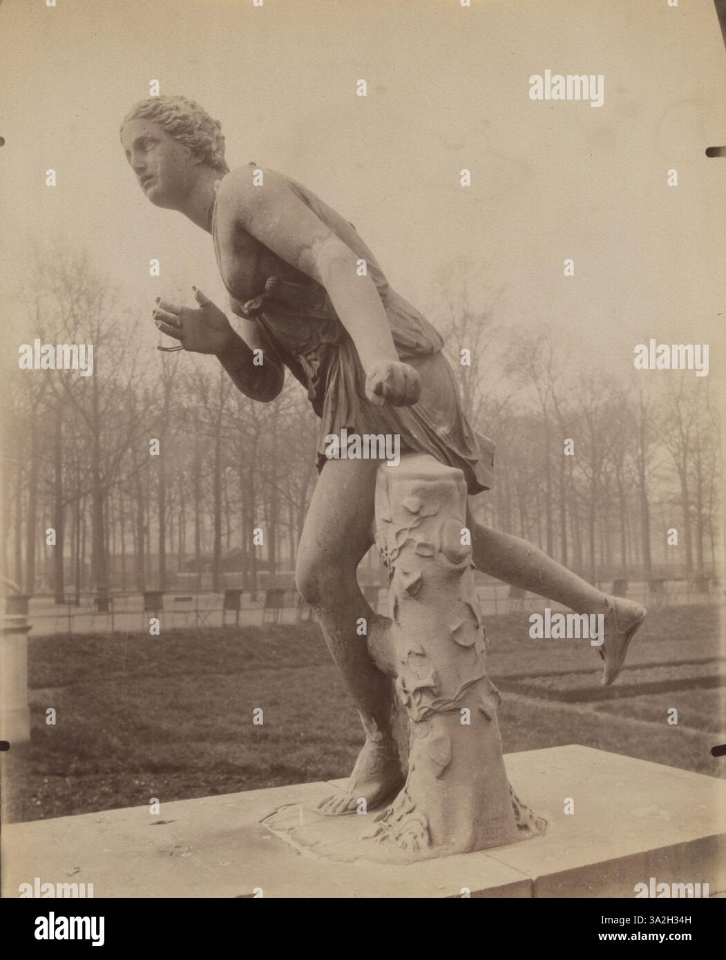 Ein Foto von Eugène Atget aus dem Jahr 1911-12, das den Athleten Coureuse Lepautre einfängt. Das Bild konzentriert sich auf die Haltung des Motivs und die momentane Stille vor der Handlung, die das Pariser Outdoor-Leben des frühen 20. Jahrhunderts widerspiegelt. Stockfoto