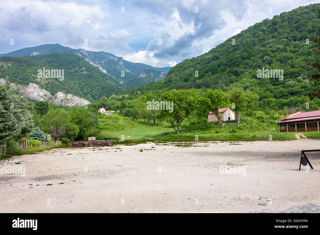 Eingebettet in die üppigen Balkanberge bietet das Kloster Bachkovski einen ruhigen Rückzugsort mit malerischer Aussicht, reicher Geschichte und spiritueller Ruhe. Stockfoto
