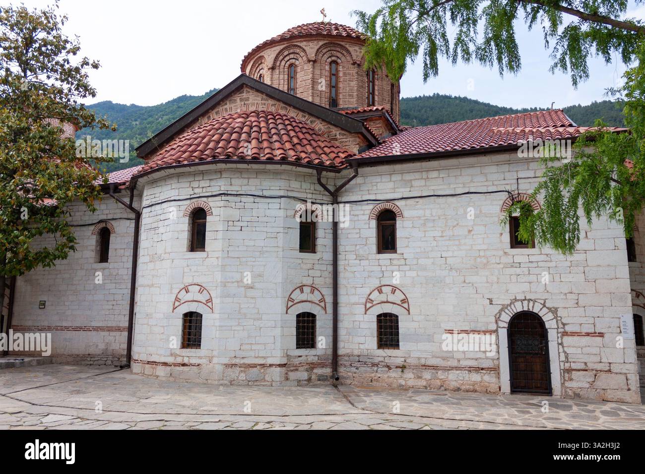 Das historische Bachkowo-Kloster in Bulgarien liegt eingebettet in das Rhodopen-Gebirge. Ein zeitloses spirituelles und kulturelles Juwel. Stockfoto