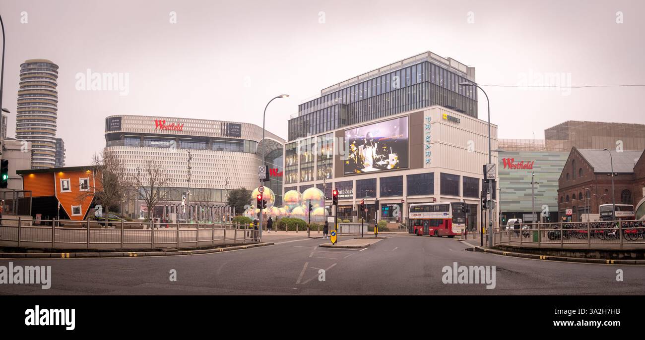 LONDON - 11. FEBRUAR 2025: Panoramablick auf Westfield London, großes Einkaufszentrum in White City Shepherds Bush im Westen Londons Stockfoto