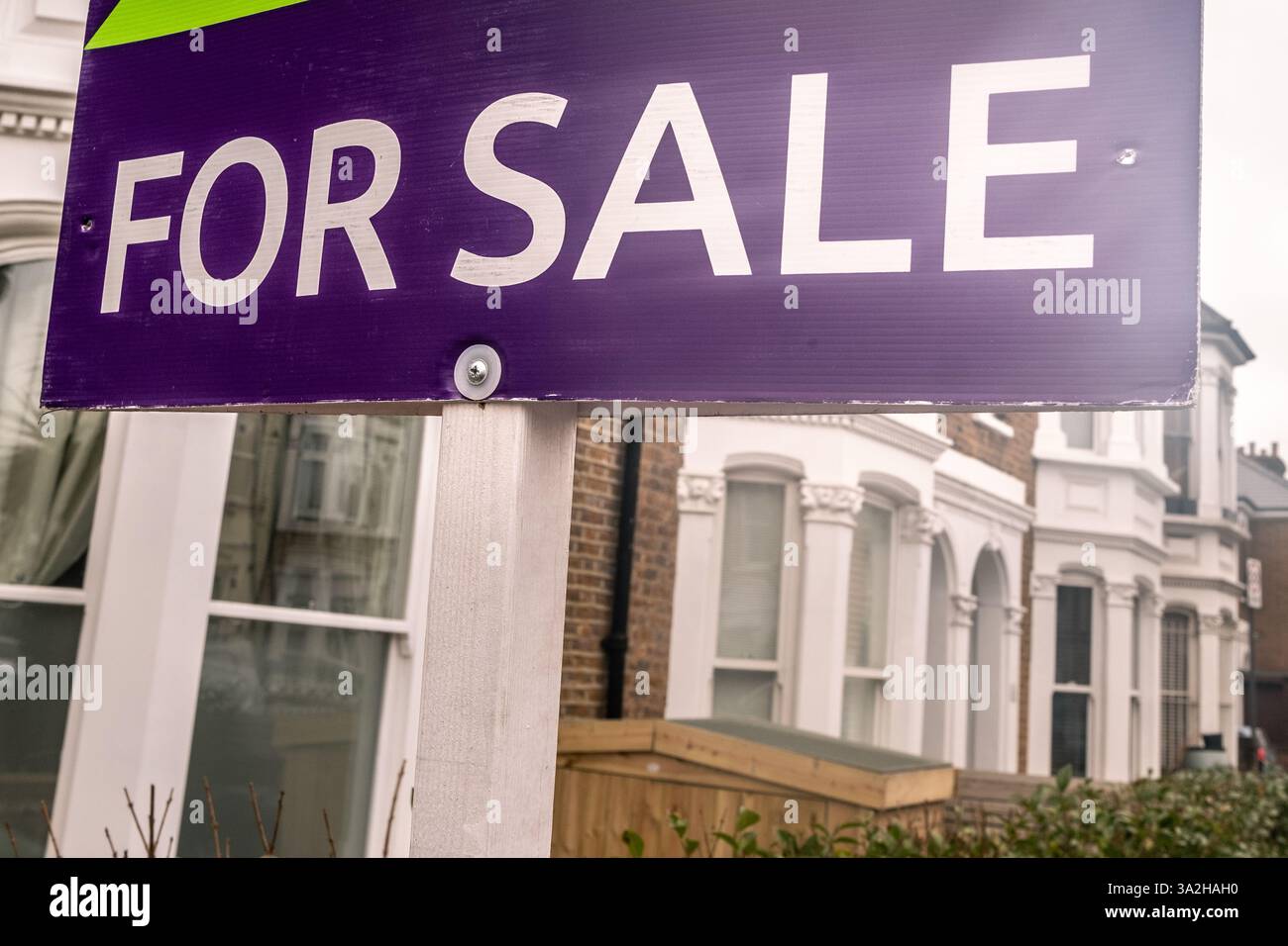 Zum Verkauf Schild eines Immobilienmaklers auf der städtischen Wohnstraße in Großbritannien Stockfoto