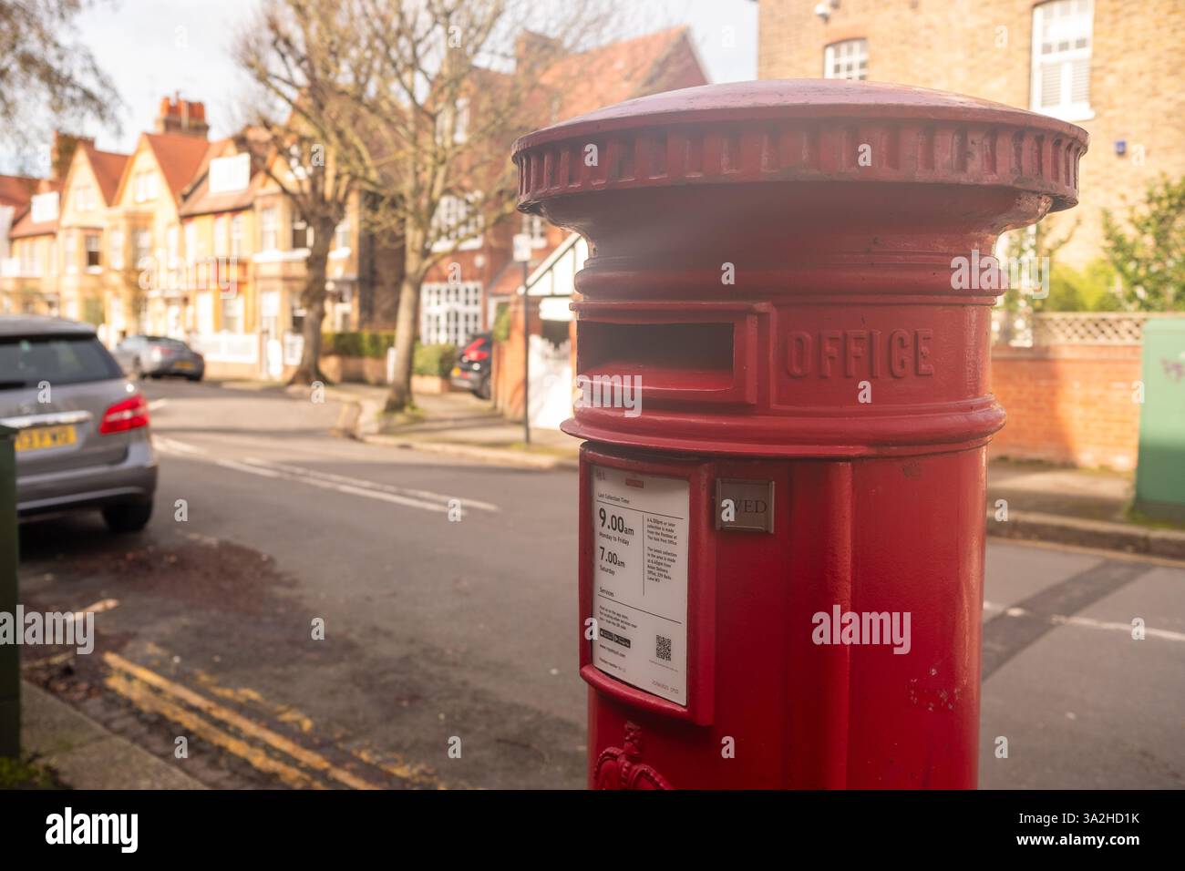 LONDON, 25. FEBRUAR 2025: British Royal Mail Postfach mit Logo und Sammlungszeiten Stockfoto