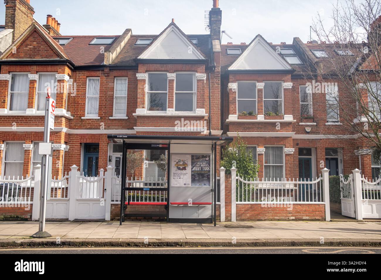 LONDON, 25. FEBRUAR 2025: Gehobene Straße mit Wohnhäusern in Chiswick nahe Turnham Green Stockfoto