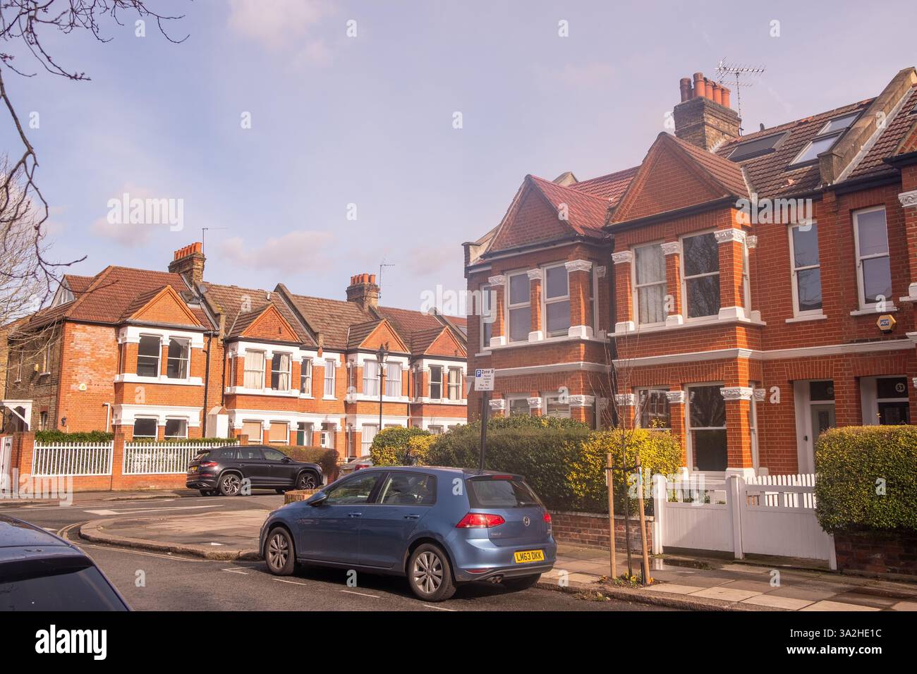 LONDON, 25. FEBRUAR 2025: Gehobene Straße mit Wohnhäusern in Chiswick nahe Turnham Green Stockfoto