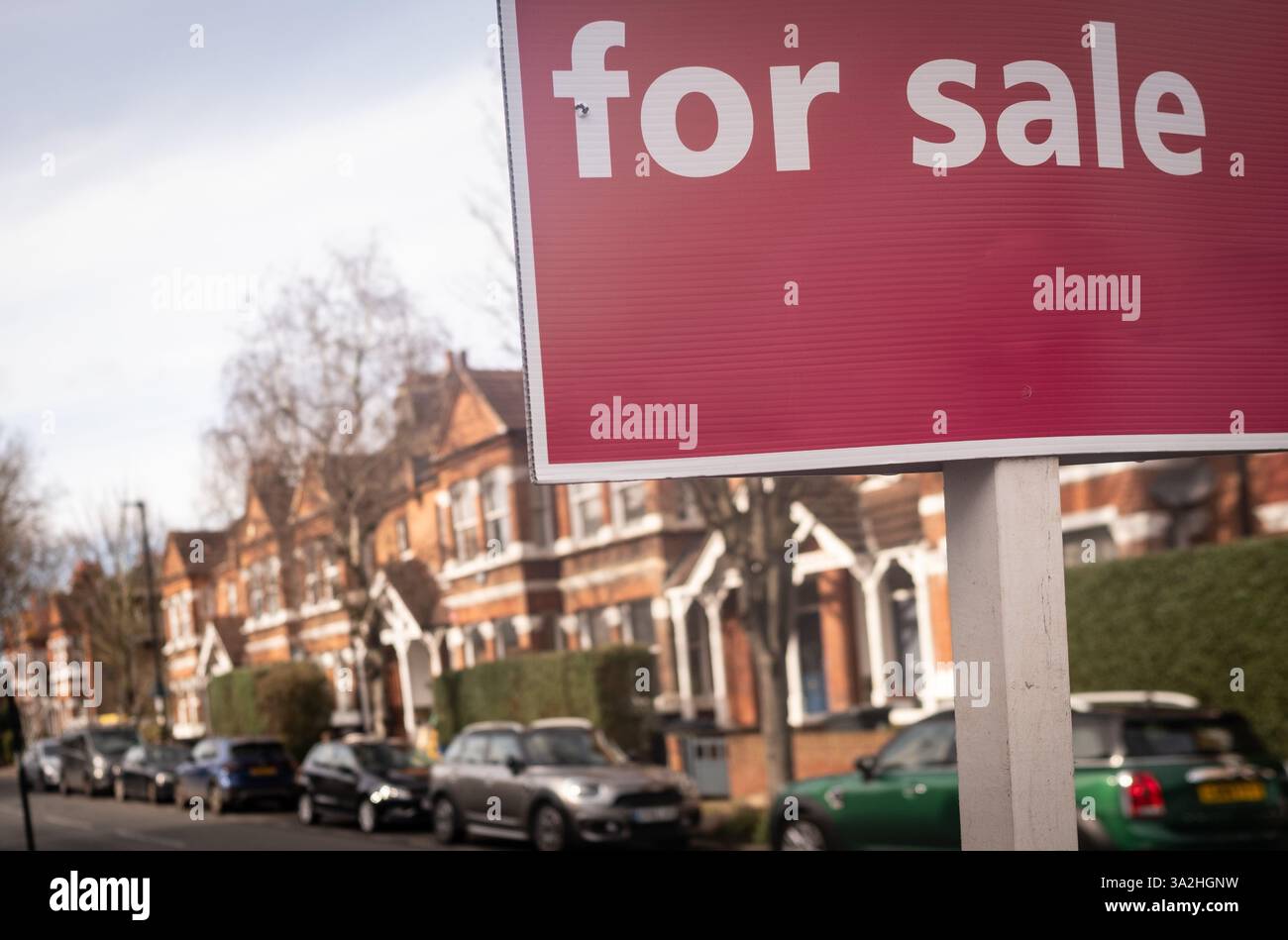 Zum Verkauf Schild eines Immobilienmaklers auf der städtischen Wohnstraße in Großbritannien Stockfoto