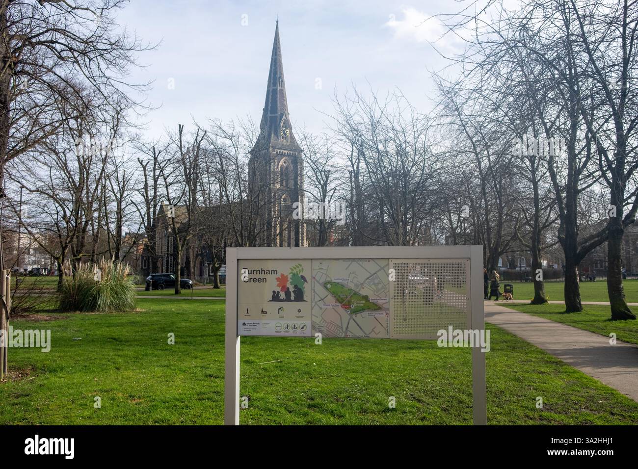 LONDON, 25. FEBRUAR 2025: Turnham Green und Christ Church Turnham Green in West London Stockfoto