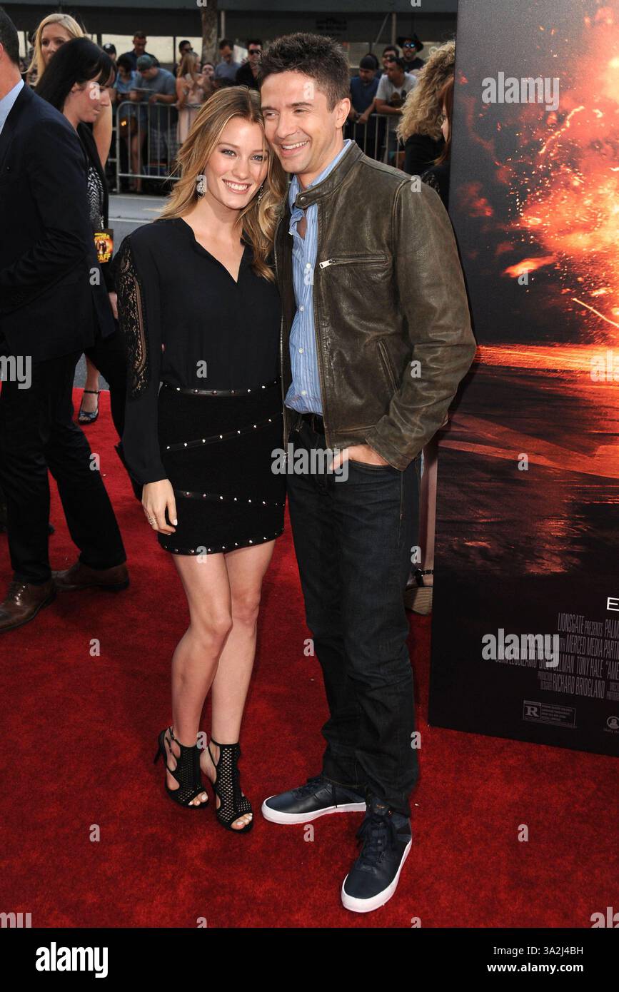 Ashley Hinshaw und Topher Grace bei der Premiere von „American Ultra“ im Ace Theater Downtown in Los Angeles, Kalifornien - 18. August 2015 Stockfoto