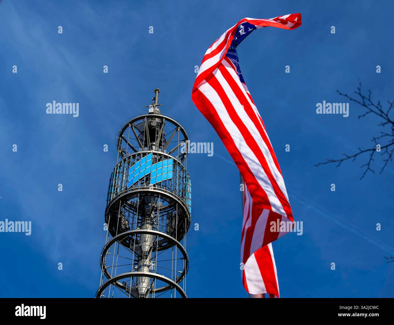 21.02.2025, die Reise- und Freizeitmesse f.r.E.e.25 in München im Messegelände Riem. Die amerikanische Flagge weht am Messeturm am Haupteingang Ost. 21.02.2025, Reise- und Freizeitmesse f.r.e. in München 21.02.2025, Reise- und Freizeitmesse f.r.e. in München *** 21 02 2025, Reise- und Freizeitmesse f r e 25 in München im Messezentrum Riem fliegt die amerikanische Flagge am Messeturm am Osteingang 21 02 2025, Reise- und Freizeitmesse f r e e e in München 21 02 2025, Reise- und Freizeitmesse f r e e in München Stockfoto