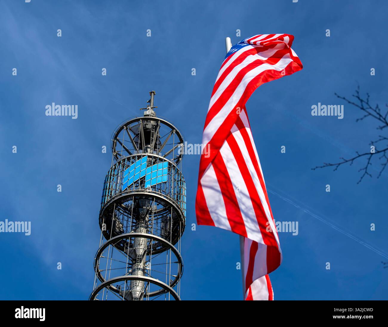 21.02.2025, die Reise- und Freizeitmesse f.r.E.e.25 in München im Messegelände Riem. Die amerikanische Flagge weht am Messeturm am Haupteingang Ost. 21.02.2025, Reise- und Freizeitmesse f.r.e. in München 21.02.2025, Reise- und Freizeitmesse f.r.e. in München *** 21 02 2025, Reise- und Freizeitmesse f r e 25 in München im Messezentrum Riem fliegt die amerikanische Flagge am Messeturm am Osteingang 21 02 2025, Reise- und Freizeitmesse f r e e e in München 21 02 2025, Reise- und Freizeitmesse f r e e in München Stockfoto