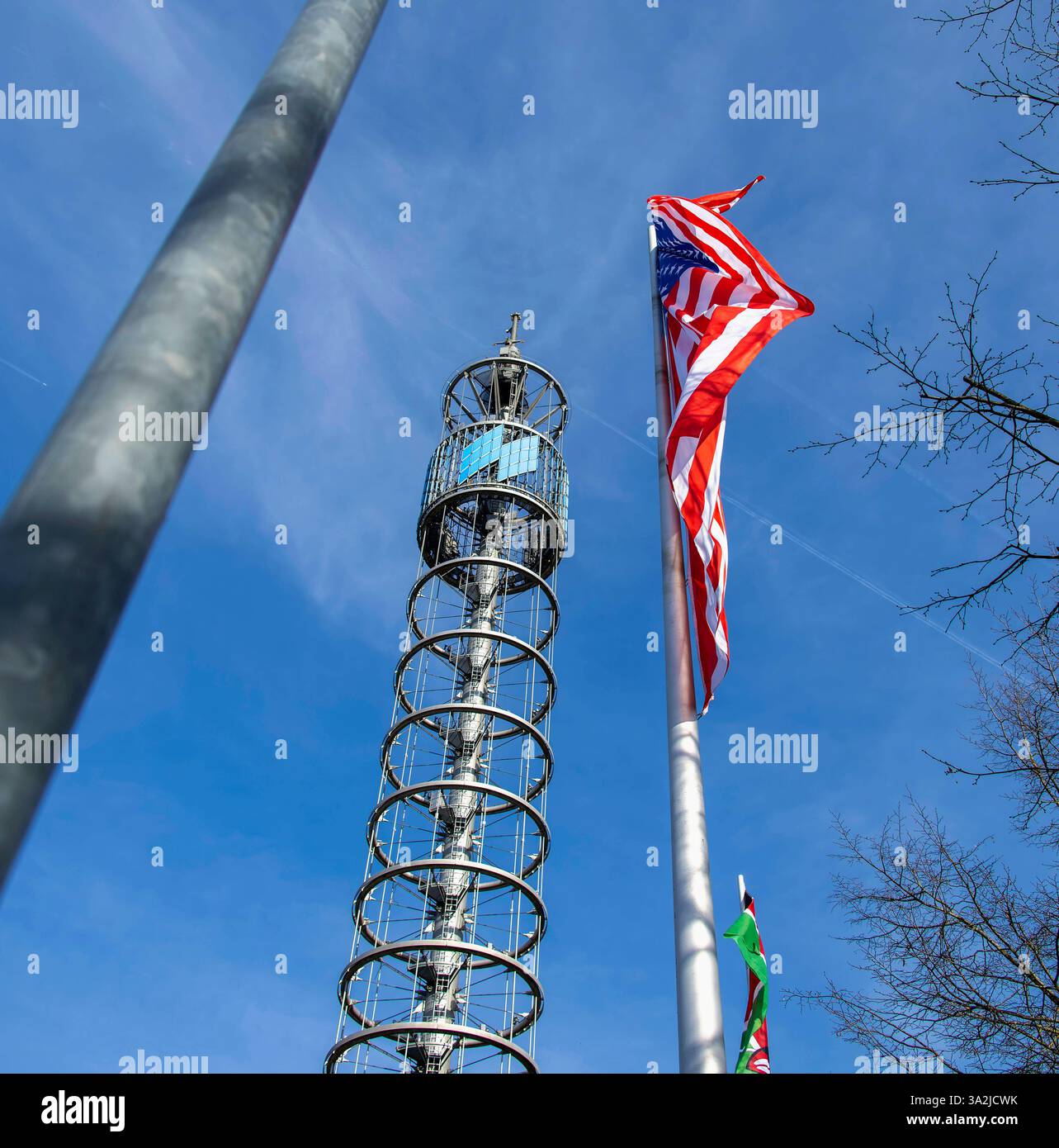 21.02.2025, die Reise- und Freizeitmesse f.r.E.e.25 in München im Messegelände Riem. Die amerikanische Flagge weht am Messeturm am Haupteingang Ost. 21.02.2025, Reise- und Freizeitmesse f.r.e. in München 21.02.2025, Reise- und Freizeitmesse f.r.e. in München *** 21 02 2025, Reise- und Freizeitmesse f r e 25 in München im Messezentrum Riem fliegt die amerikanische Flagge am Messeturm am Osteingang 21 02 2025, Reise- und Freizeitmesse f r e e e in München 21 02 2025, Reise- und Freizeitmesse f r e e in München Stockfoto