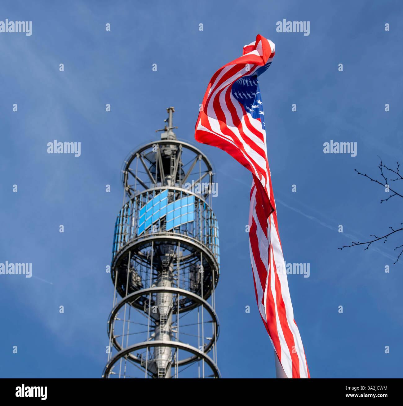 21.02.2025, die Reise- und Freizeitmesse f.r.E.e.25 in München im Messegelände Riem. Die amerikanische Flagge weht am Messeturm am Haupteingang Ost. 21.02.2025, Reise- und Freizeitmesse f.r.e. in München 21.02.2025, Reise- und Freizeitmesse f.r.e. in München *** 21 02 2025, Reise- und Freizeitmesse f r e 25 in München im Messezentrum Riem fliegt die amerikanische Flagge am Messeturm am Osteingang 21 02 2025, Reise- und Freizeitmesse f r e e e in München 21 02 2025, Reise- und Freizeitmesse f r e e in München Stockfoto