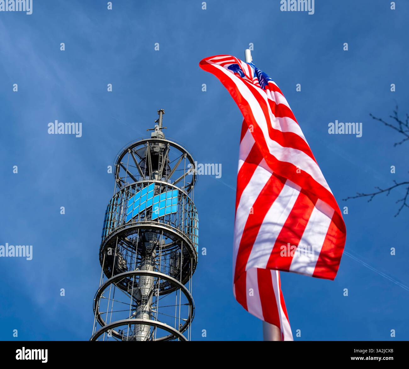 21.02.2025, die Reise- und Freizeitmesse f.r.E.e.25 in München im Messegelände Riem. Die amerikanische Flagge weht am Messeturm am Haupteingang Ost. 21.02.2025, Reise- und Freizeitmesse f.r.e. in München 21.02.2025, Reise- und Freizeitmesse f.r.e. in München *** 21 02 2025, Reise- und Freizeitmesse f r e 25 in München im Messezentrum Riem fliegt die amerikanische Flagge am Messeturm am Osteingang 21 02 2025, Reise- und Freizeitmesse f r e e e in München 21 02 2025, Reise- und Freizeitmesse f r e e in München Stockfoto