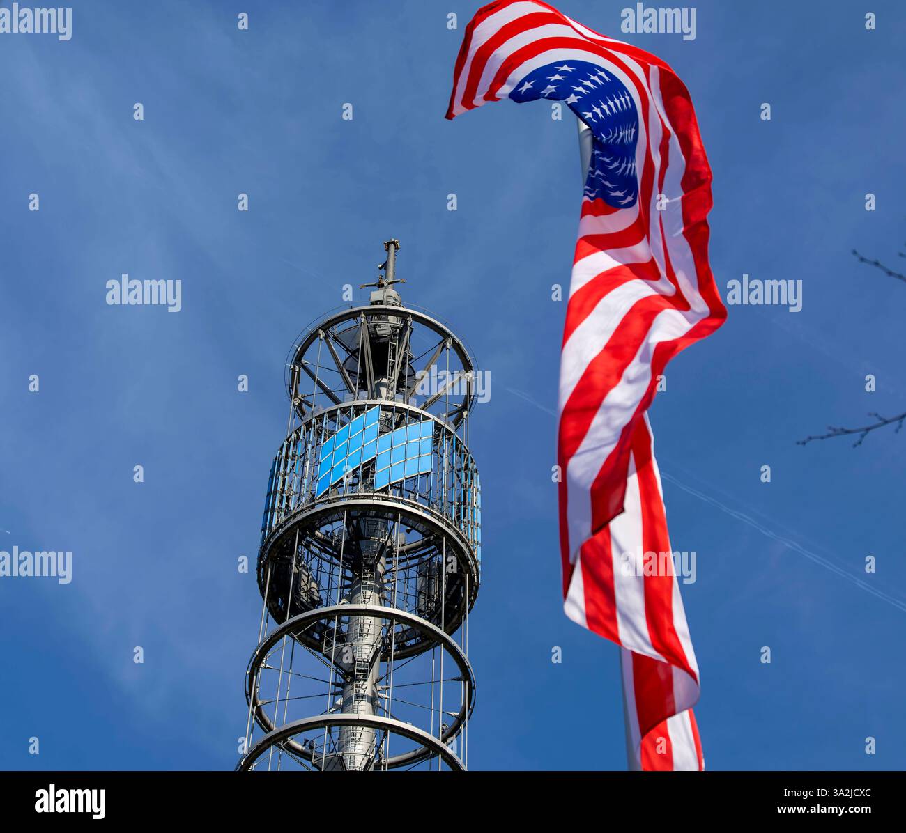 21.02.2025, die Reise- und Freizeitmesse f.r.E.e.25 in München im Messegelände Riem. Die amerikanische Flagge weht am Messeturm am Haupteingang Ost. 21.02.2025, Reise- und Freizeitmesse f.r.e. in München 21.02.2025, Reise- und Freizeitmesse f.r.e. in München *** 21 02 2025, Reise- und Freizeitmesse f r e 25 in München im Messezentrum Riem fliegt die amerikanische Flagge am Messeturm am Osteingang 21 02 2025, Reise- und Freizeitmesse f r e e e in München 21 02 2025, Reise- und Freizeitmesse f r e e in München Stockfoto