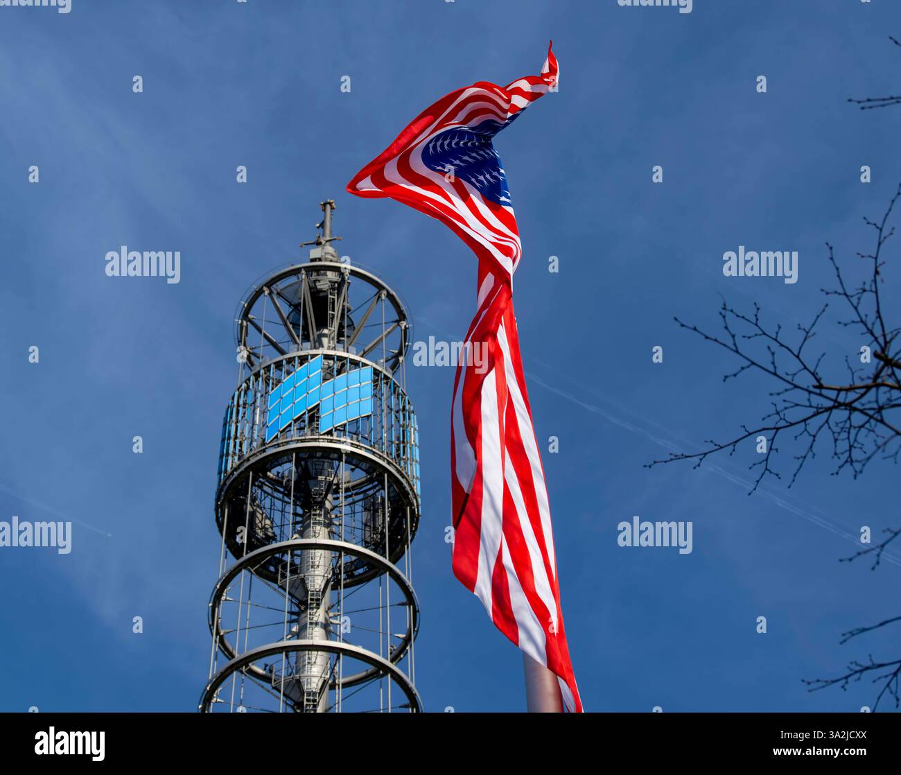21.02.2025, die Reise- und Freizeitmesse f.r.E.e.25 in München im Messegelände Riem. Die amerikanische Flagge weht am Messeturm am Haupteingang Ost. 21.02.2025, Reise- und Freizeitmesse f.r.e. in München 21.02.2025, Reise- und Freizeitmesse f.r.e. in München *** 21 02 2025, Reise- und Freizeitmesse f r e 25 in München im Messezentrum Riem fliegt die amerikanische Flagge am Messeturm am Osteingang 21 02 2025, Reise- und Freizeitmesse f r e e e in München 21 02 2025, Reise- und Freizeitmesse f r e e in München Stockfoto