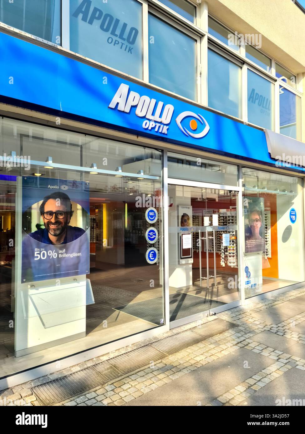 Kiel, Deutschland, 12. März 2025, Apollo Optik Ladenfront in Kiel, Deutschland, mit Brillenfassungen und Werbung für einen 50 Prozent Rabatt auf komplette P Stockfoto
