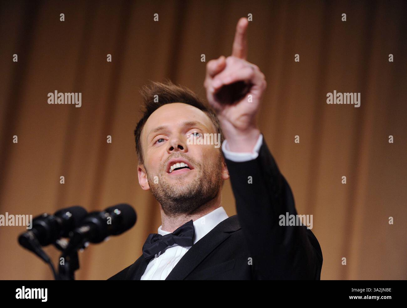 Mai 2014 - Washington, District of Columbia, Vereinigte Staaten von Amerika - Komiker Joel McHale spricht auf der jährlichen Gala der White House Correspondents Association im Washington Hilton Hotel, 3. Mai 2014 in Washington, DC. Credit: Olivier Douliery / Pool via CNP (Credit Image: © Olivier Douliery/CNP/ZUMAPRESS.com) Stockfoto