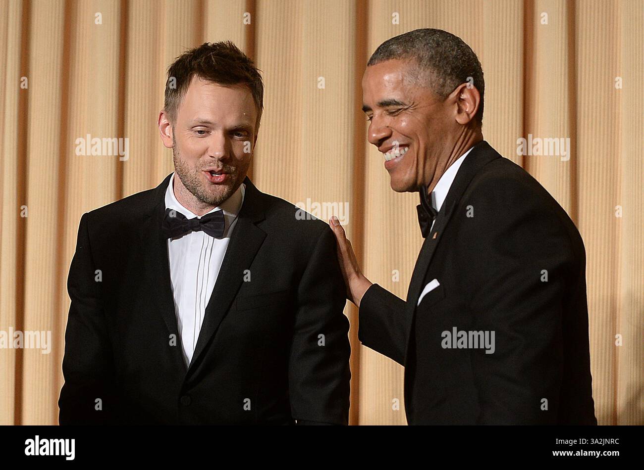 4. Mai 2014 - Washington, District of Columbia, Vereinigte Staaten von Amerika - Präsident Barack Obama und Komiker Joel McHale lachen bei der jährlichen Gala der White House Correspondents Association im Washington Hilton Hotel am 3. Mai 2014 in Washington, DC. Kredit: Olivier Douliery/Pool über CNP (Kredit-Bild: © Olivier Douliery/CNP/ZUMAPRESS.com) Stockfoto