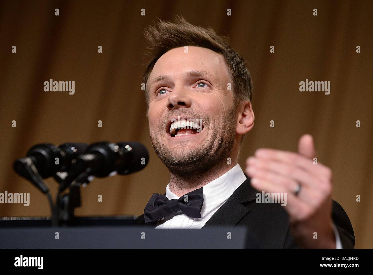 Mai 2014 - Washington, District of Columbia, Vereinigte Staaten von Amerika - Komiker Joel McHale spricht auf der jährlichen Gala der White House Correspondents Association im Washington Hilton Hotel, 3. Mai 2014 in Washington, DC. Credit: Olivier Douliery / Pool via CNP (Credit Image: © Olivier Douliery/CNP/ZUMAPRESS.com) Stockfoto