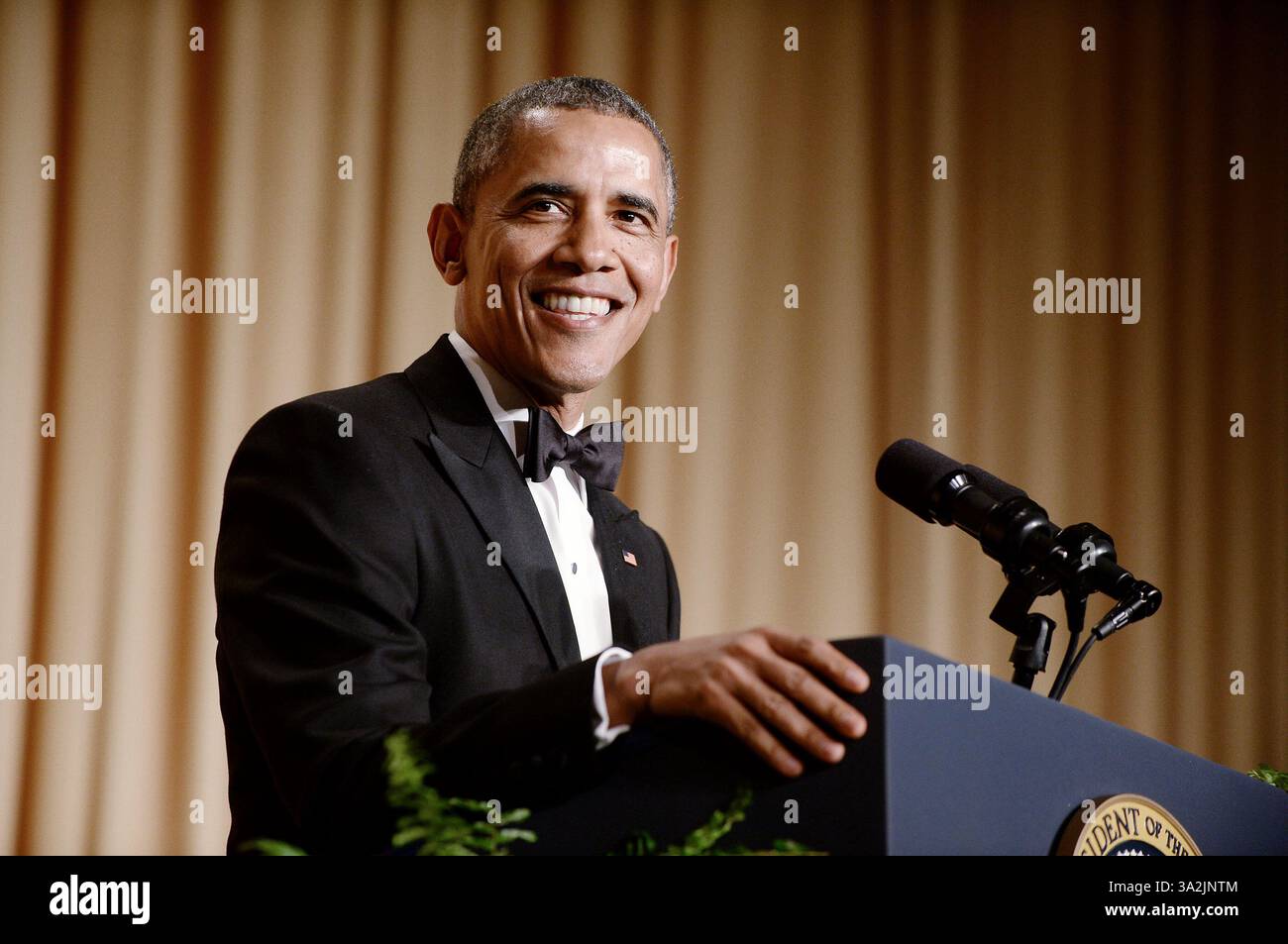 4. Mai 2014 - Washington, District of Columbia, Vereinigte Staaten von Amerika - Präsident Barack Obama spricht auf der jährlichen Gala der White House Correspondents Association im Washington Hilton Hotel, 3. Mai 2014 in Washington, DC. Kredit: Olivier Douliery/Pool über CNP (Kredit-Bild: © Olivier Douliery/CNP/ZUMAPRESS.com) Stockfoto