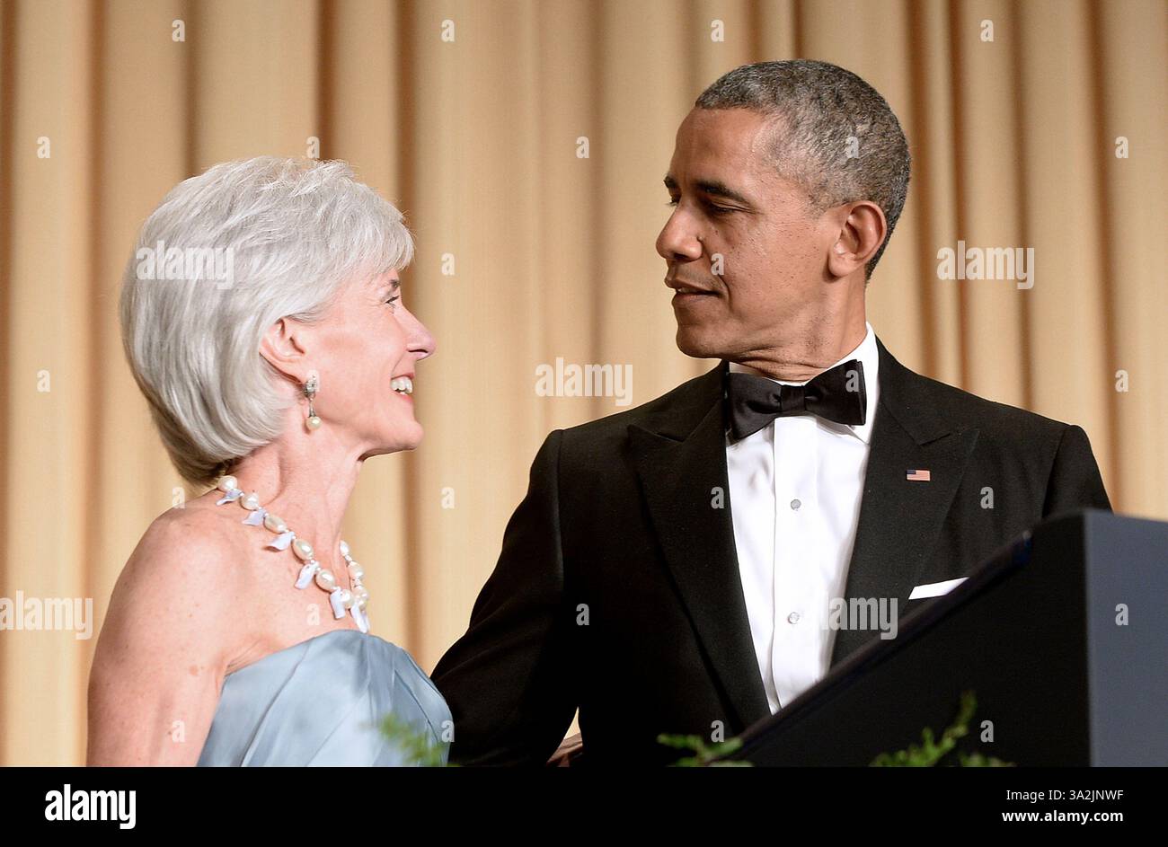 Mai 2014 - Washington, District of Columbia, Vereinigte Staaten von Amerika - Präsident Barack Obama und die scheidende Gesundheits- und Gesundheitsministerin Kathleen Sebelius nehmen an der jährlichen Gala der Korrespondenten des Weißen Hauses im Washington Hilton Hotel am 3. Mai 2014 in Washington, DC Teil. Kredit: Olivier Douliery/Pool über CNP (Kredit-Bild: © Olivier Douliery/CNP/ZUMAPRESS.com) Stockfoto