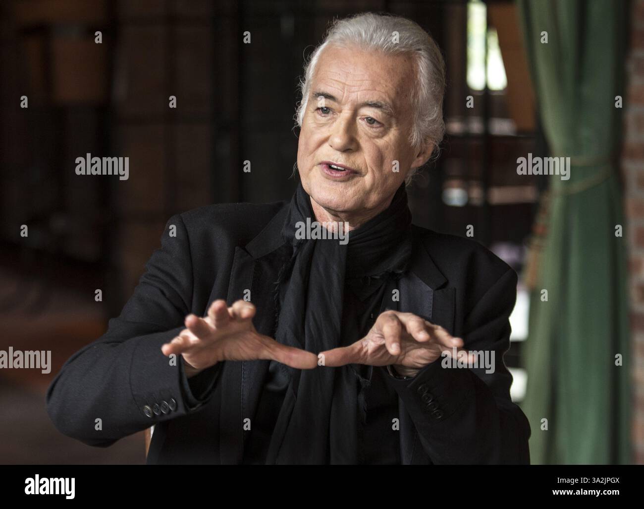 14. Mai 2014: Toronto, ON, Kanada: Interview des legendären Leadgitarristen Jimmy Page in New York City am Mittwoch, 14. Mai 2014. Craig Robertson/Toronto Sun/QMI Agency (Kreditbild: © Craig Robertson/QMI Agency/ZUMAPRESS.com) Stockfoto