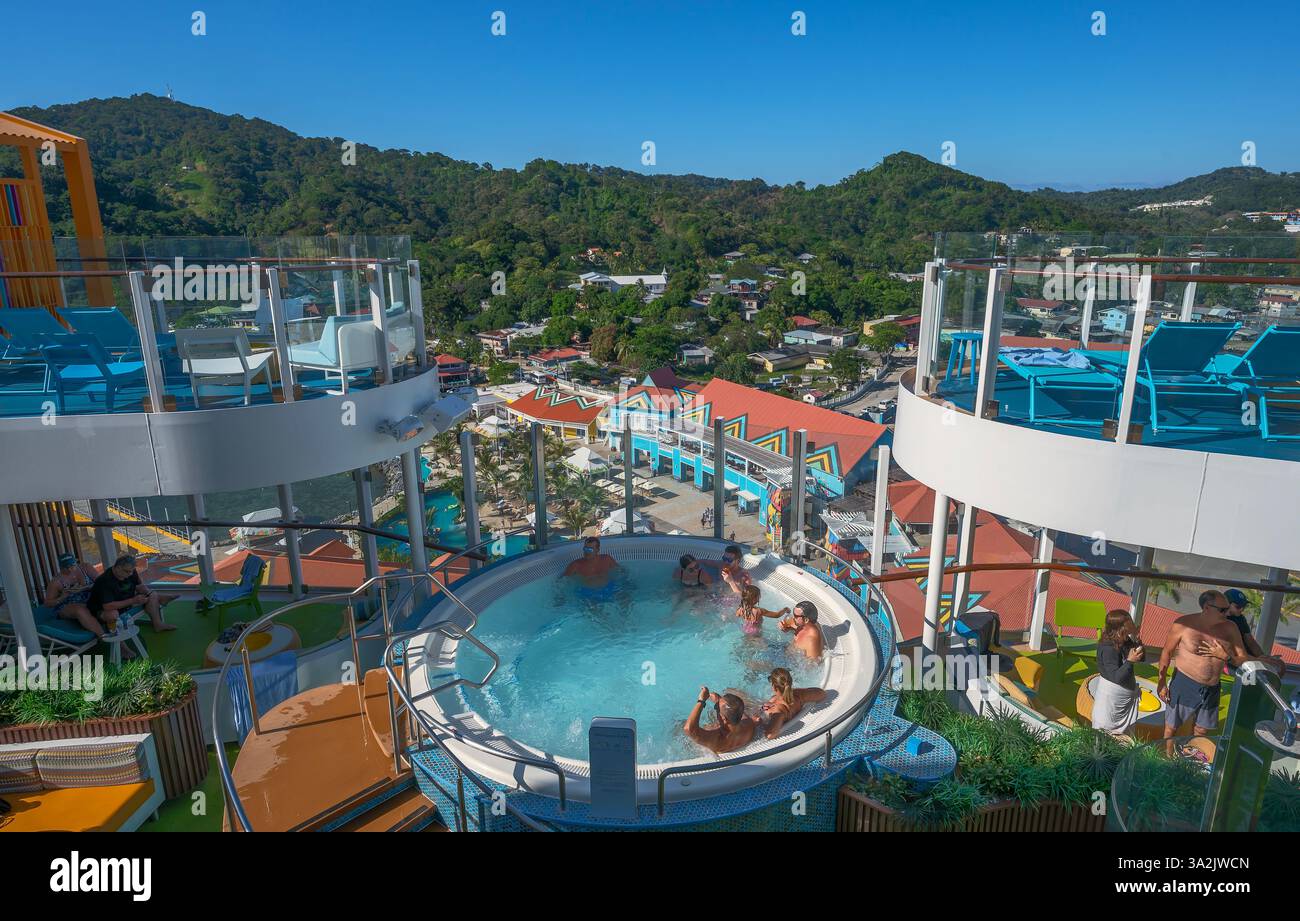 Coxen Hole, Roatan, Honduras – 03. März 2025: Passagiere auf einem Kreuzfahrtschiff überblicken den Hafen Stockfoto