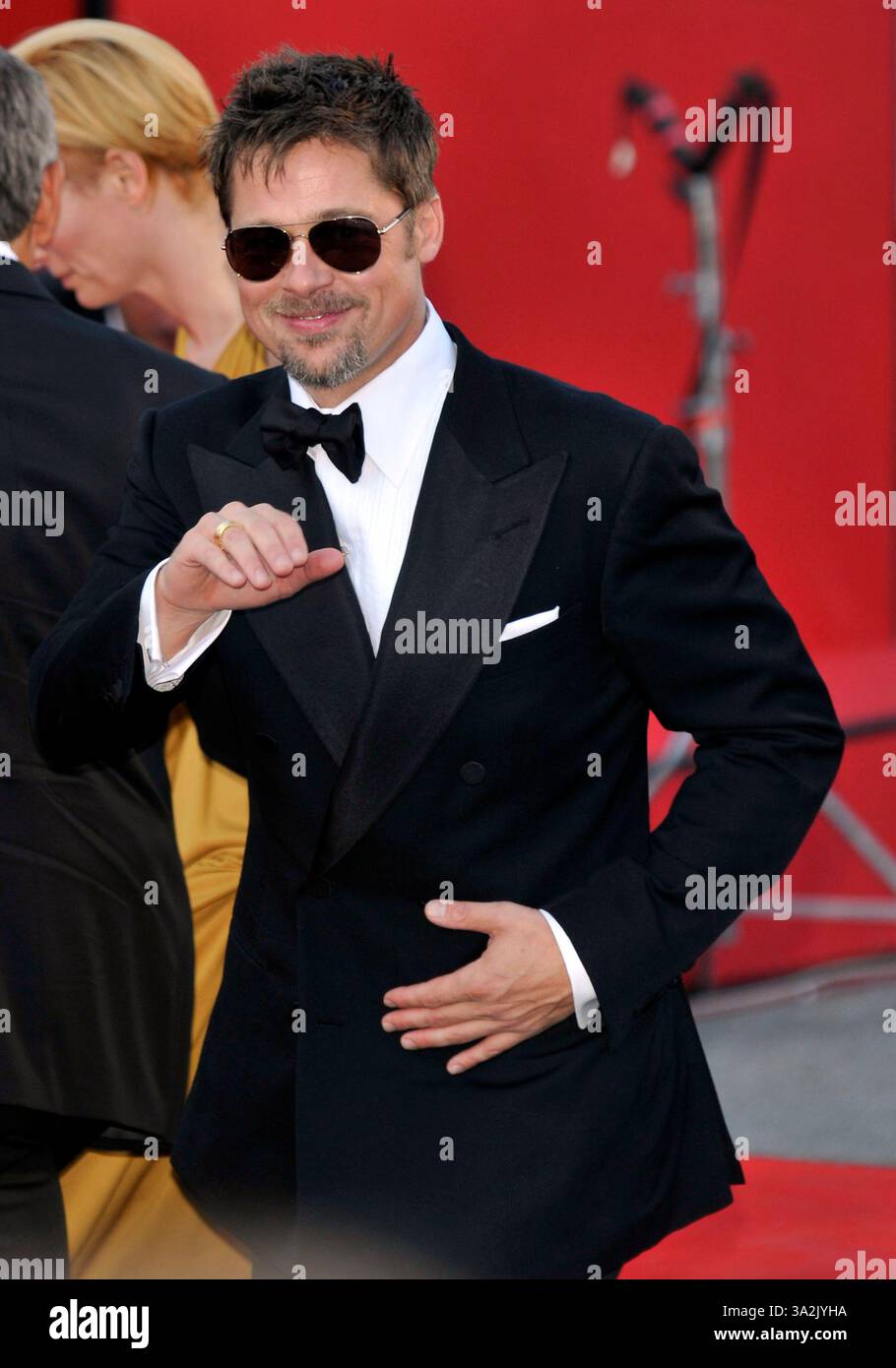 BRAD PITT. „Burn After Reading“ Filmpremiere und Eröffnungszeremonie. 65. Filmfestival Venedig, Italien 27. August 2008. Halber Smoking Dinner-Anzug dj winkend Flieger Sonnenbrille Handschleife schwarz .CAP/PL.¬ Phil Loftus/Capital Pictures Stockfoto